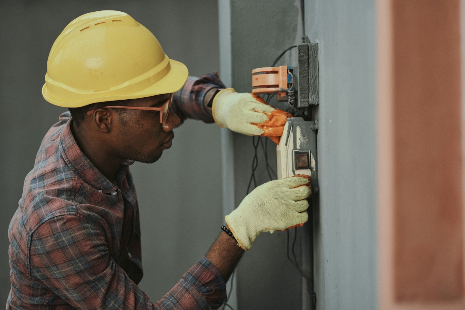 Property manager reviewing maintenance details with a technician.